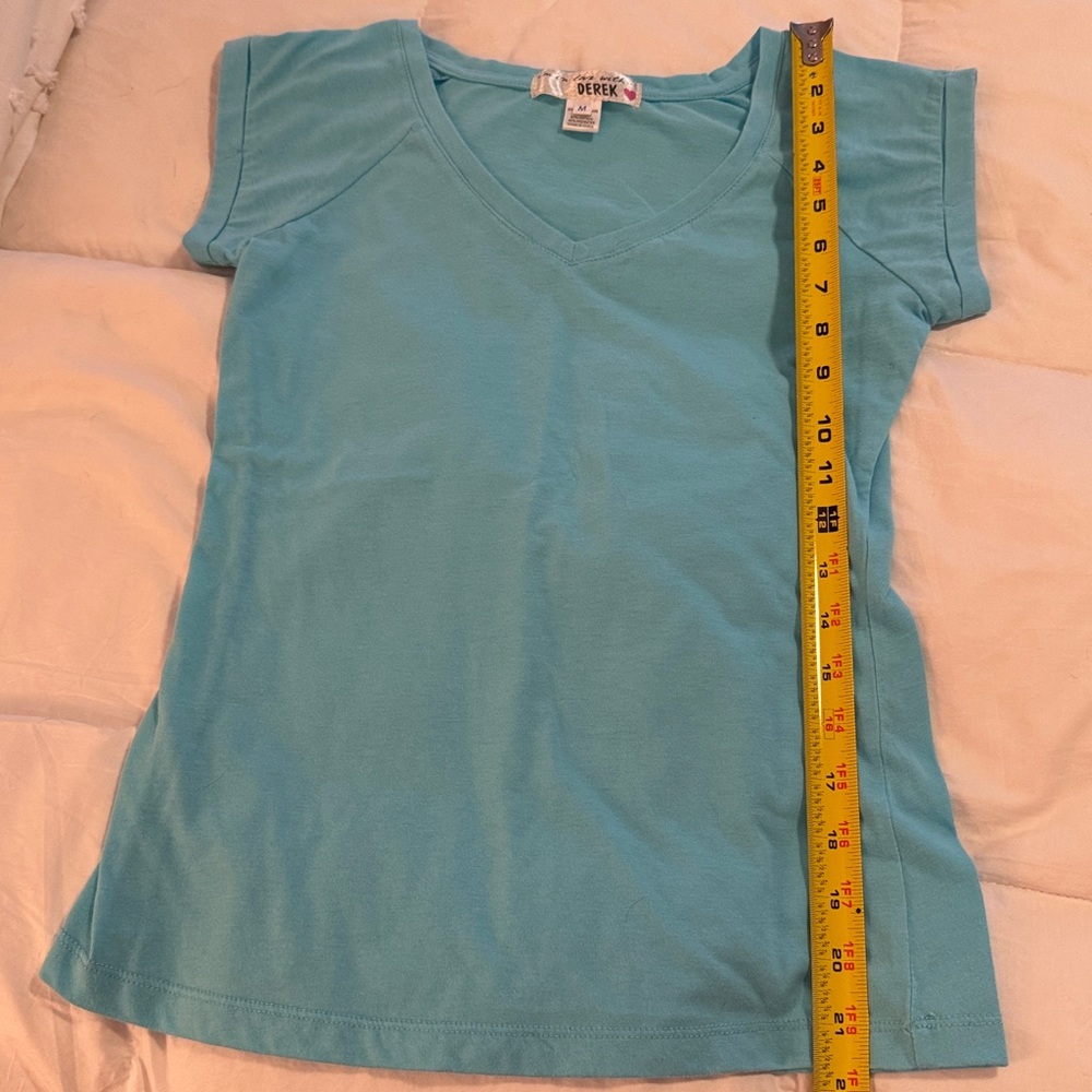 Derek Heart V neck Tee Shirt Aqua Blue Sz. Medium